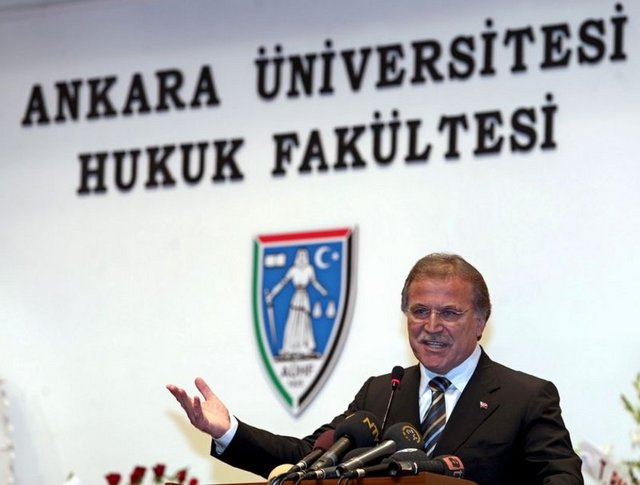 1925'de Ankara Hukuk Fakültesi, Atatürk tarafından açıldı.
