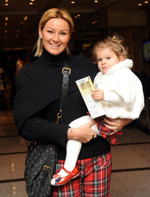 Pınar Altuğ liseyi Saint Benoit Fransız Lisesi'nde okudu. İstanbul Üniversitesi Siyasal Bilimler Fakültesi İşletme bölümüne girdi. 1994 yılında Miss Turkey seçildi ve Üniversite eğitimini bıraktı..