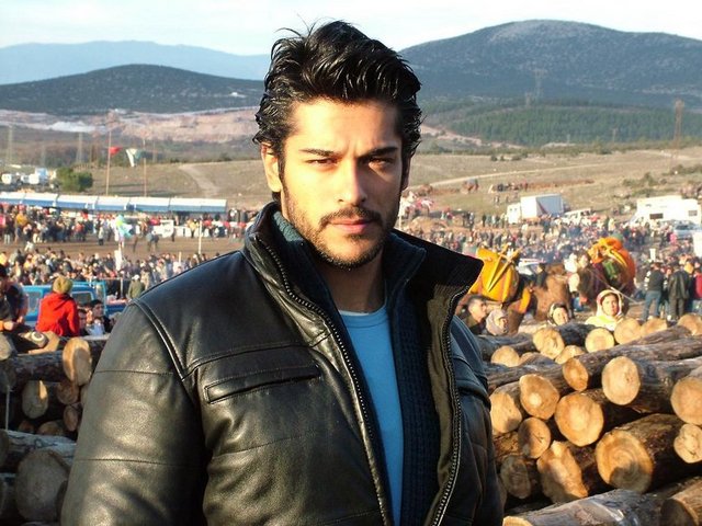 Burak Özçivit Kazım İşmen Lisesi'nden mezun.. Sonrada Marmara Üniversitesi Güzel Sanatlar Fakültesi  Fotoğrafcılık bölümünde eğitim gördü..