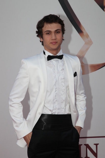 Aras Bulut İynemli, Beşiktaş Anadolu Lisesi mezunu.. Ardından İstanbul Teknik Üniversitesi'nde Uçak Mühendisliği bölümüne girdi.. Ancak oyunculuk nedeniyle kaydının dondurdu.