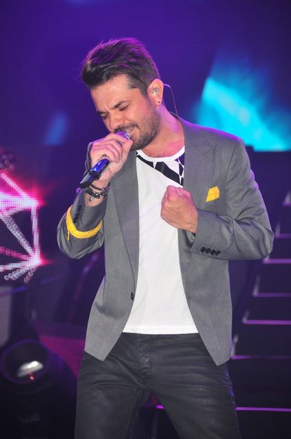 Kenan Doğulu İstanbul Kültür Koleji'nden mezun. ABD' de New Hampshire eyaletinde , Hesser College'da 'Communication' sertifika programını bitirdi. Ardından L.A. Musicians Institute'da yüksek öğrenimine başladı.. Daha sonra yüksek öğrenimine Türkiye'de Bilgi Üniversitesi'nde devam etti