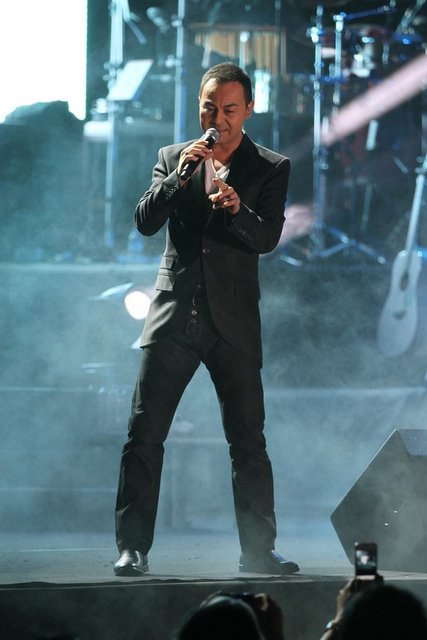 Serdar Ortaç: Haydarpaşa Meslek Lisesi'nde torna-tesviye bölümünde liseyi bitirdi. Yüksek öğretimine Bilkent Üniversitesi Amerikan Dili ve Edebiyatı Bölümünde başladı. Fakat tahsilini tamamlamadan üniversiteden ayrıldı -