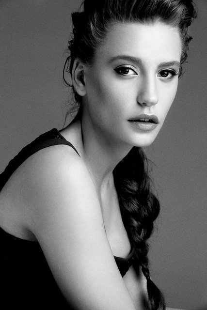 Serenay Sarıkaya Antalya Saime Salih Konca Lisesi'nden mezun. Plato Film'de oyunculuk eğitimi aldı