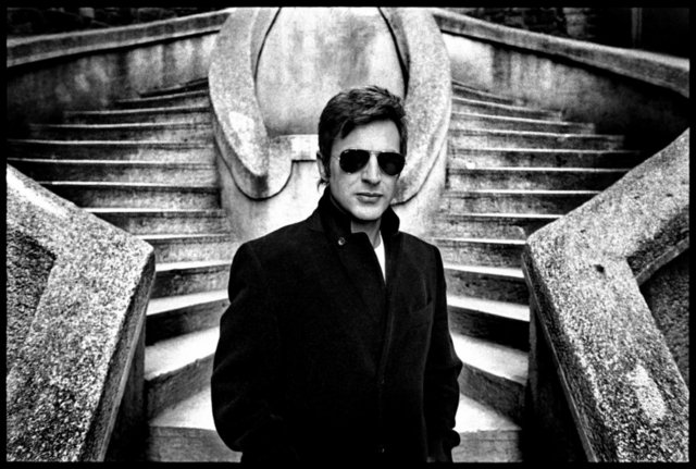 Teoman Yakupoğlu Ataköy Lisesi'nden mezun oldu. Eğitimine Boğaziçi Üniversitesi Sosyoloji Bölümü'nde devam etti