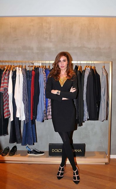 Ece Sükan: TED Ankara Koleji mezunu. ODTÜ'de psikoloji eğitimi aldı.