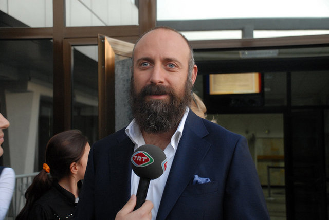 Halit Ergenç, Beşiktaş Atatürk Lisesi'nden mezun. Mimar Sinan Üniversitesi Opera ve Müzikal Tiyatro Oyunculuğu bölümünü bitirdi..