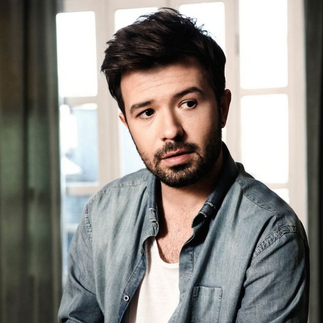 Hala İstanbul Bilgi Üniversitesi Ekonomi bölümü öğrencisi.