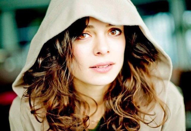 "EĞER MUTSUZSAM AYNAYA BAKMAM" - İç güzelliğinin insanın yüzüne yansıdığını da ifade eden Özpirinçci, mutsuz olduğu zamanlarda aynaya baktığında kendini güzel görmediğini de dile getirdi.