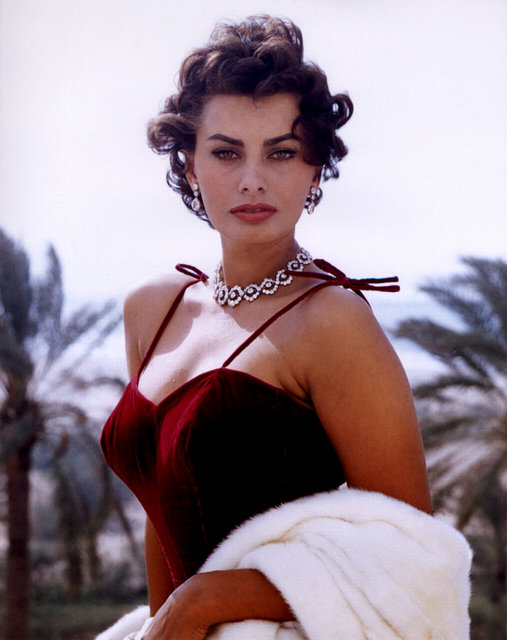 Sophia Loren, gençlik aşısı domates. Domatesleri soyup püre haline getirdikten sonra içine bir kaşık bal ve zeytinyağı katan Loren, bu karışımı yüzüne sürdükten sonra bir saat bekliyor. Botox'a karşı olduğunu söyleyen Loren, bu yöntemle cildinin kırışmaya karşı direnç ve ışıl ışıl bir görünüm kazandığını belirtiyor.
