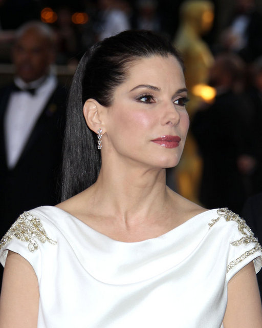 Sandra Bullock, elmayı adeta bir güzellik doktoru olarak tanımlıyor. Günde en az iki elma yediğini söyleyen 39 yaşındaki Sandra Bullock, bu meyvenin hem bağırsakları çalıştırdığına, hem de cildi güzelleştirdiğine inanıyor. Hollywood'un aranılan aktristi, aynı zamanda elmaların kabuklarını yüzüne yerleştirerek içindeki asitlerin peeling etkisi yaptığını ve hücre yenilemesinde etkili olduğunu belirtti.