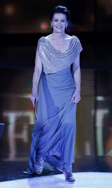 Iris Berben, Alman oyuncu Berben, salatalığın mucizesine inanıyor. Salatalğın püre haline getirdikten sonra biraz sütle karıştıran sanatçı bunu yüzünde 20 dakika bekletiyor. Daha sonra yüzünü sadece suyla yıkayan Berben, bu maskeyi her gün uyguladığını söylüyor.