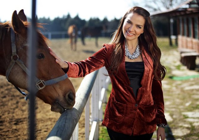Ebru Akel, gözlerindeki şişliği indirmek için göz çevresine hemeroid kremi sürüyor.