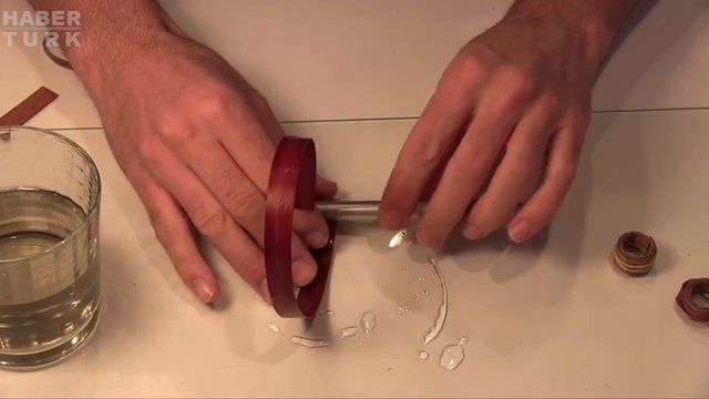 Ahşap kağıdı rulo gibi sarıyor
