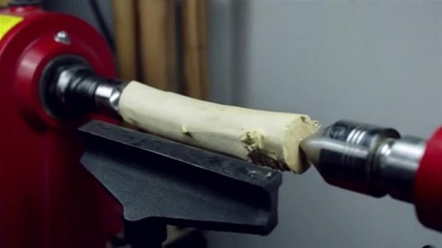 İşe öncelikle elindeki sert ağacı düzeltmekle başladı.