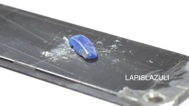 Ağacı süslemek için, Antik Mısır'da Firavunlar tarafından çok önem verilmiş kıymetli bir taş olan, Lapis lazuli taşı eklendi.