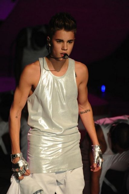 JUSTIN BIEBER