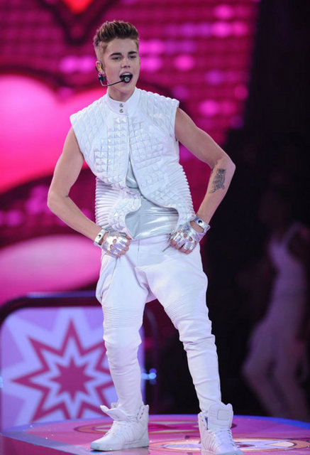 JUSTIN BIEBER