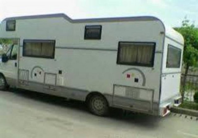 Merv Grazinski, yeni aldığı karavanla evine dönerken otoyolda aracı saate 70 mil hızda otomatik pilota bağlayarak, yolculuğun keyfini çıkarmak için kahve yapmak üzere arka tarafa geçer ve karavan sürpriz olmayan bir şekilde yoldan çıkıp devrilir.