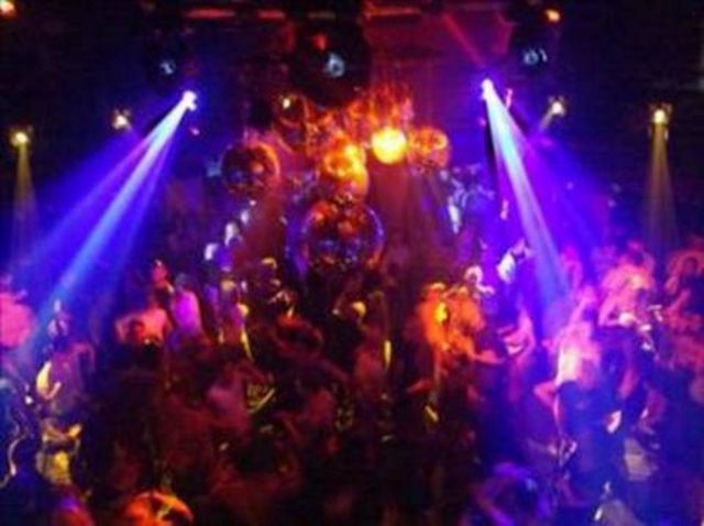 Listede yer alan vakalar arasında bir diğeri ise, 3.5 dolarlık giriş ücretini ödemek istemediği gece kulübüne tuvalet penceresinden girmeye çalışırken düşüp dişlerini kıran Kara Walton.