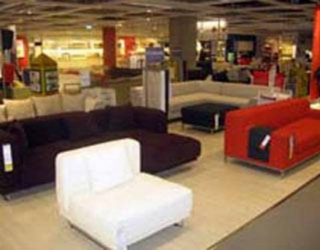 Texas'ta yaşayan Kathleen Robertson, bir mobilya mağazasında henüz yürümeye başlayan ve sağa sola koşturan küçük bir çocuğa takılarak düşer, ayak bileğini kırar. Mobilya mağazasını dava eden kadın 780 bin dolar tazminata hak kazanır.