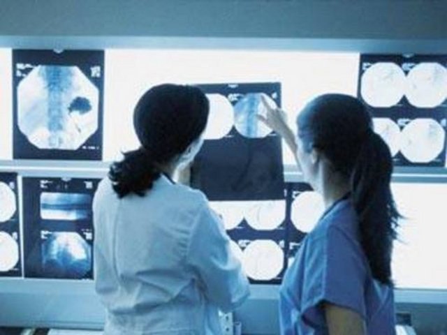 Bir kanser hastası, öngörülen süre içinde ölmediği gerekçesiyle sağlık müdürlüğünü dava etti. Doktorların koyduğu teşhise göre çoktan ölmüş olması gerektiğini belirten davacı, tazminat istedi.