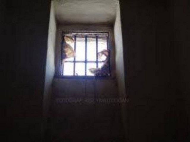 Tek kişilik hücrede kalan mahkum, bedava deodorant vermediği için hapishane yönetimine kızdı ve hapishane yönetiminden şikayetçi oldu.