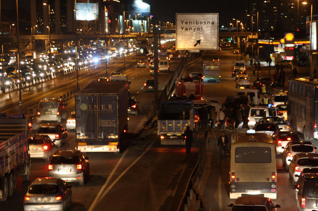 Yenibosna yönünde E-5  yoğunlaşmaya başladı. Sahil yolu tercih edilebilir.