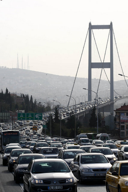 Avrupa Anadolu geçişleri 16:00 itibariyle rahat. Birinci köprü yoğunlaşmaya başladı.