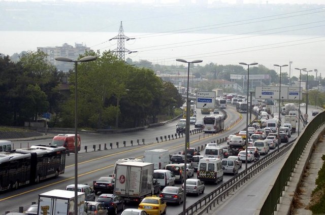 Avcılar yan yolda çalışma var. Küçükçekmece Avcılar yönü yoğun ve ilerleyen saatelerde artacaktır.