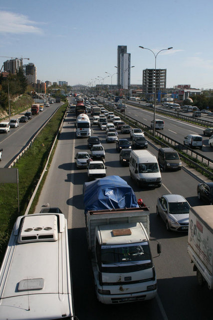 Göztepe - Bostancı yönü çok yoğun oluyor. Alternaif olarak minibüs yolu kullanılabilir.