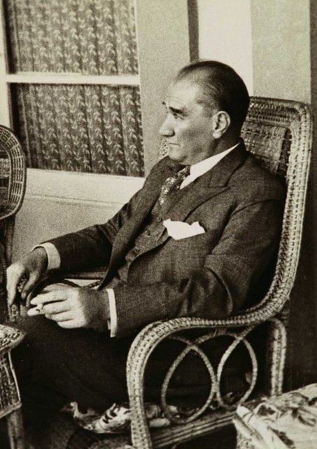 Dünyanın her tarafından öğretmenler insan topluluğunun en fedakâr ve muhterem unsurlarıdır