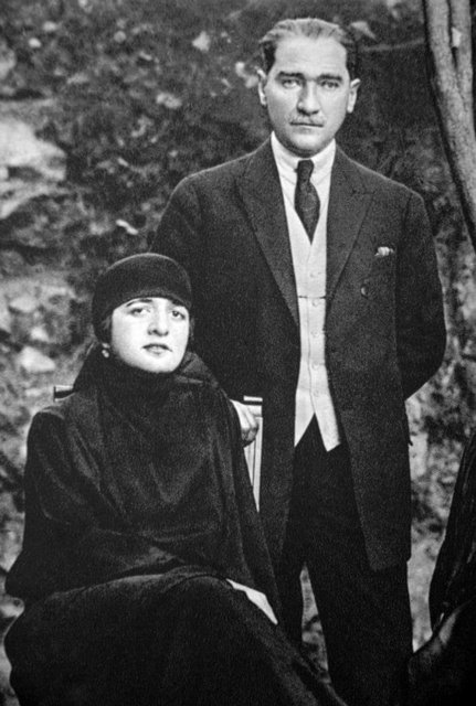 Gözlerinden iki damla yaş düşen Mustafa Kemal, bu güneşten yüzü yanmış kadının elinden tutup ayağa kaldırdı ve ona şöyle seslendi: - - "Kahraman Türk kadını! Sen yerlerde sürünmeye değil, omuzlar üzerinde yükselmeye layıksın."