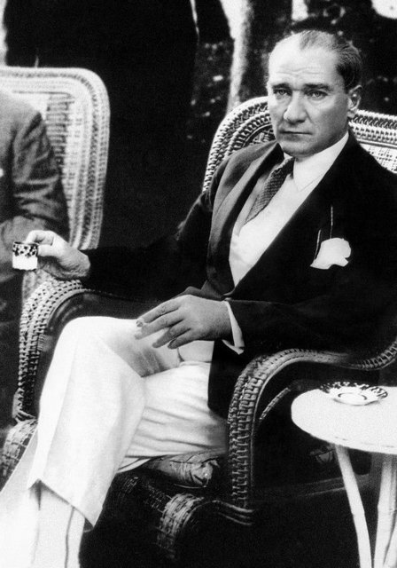 Düşündüm. Karşılığı o verdi: - - Türk köylüsüdür, dedi. Ve devam etti: -  - - Türk köylüsü "Efendi" yerine getirilmedikçe memleket ve millet yükselmez!...