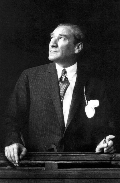 -Hayatımda cevap veremediğim tek insan bu ak sakallı ihtiyar olmuştur, der dururdu