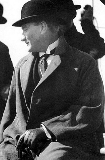 ASKERLE GÜREŞ -  - Bir gezisinde, Kolordu binasının kapısında aslan yapılı bir Mehmetçik gördü. Çağırdı ve güler yüzle sordu: - - Sen güreş bilir misin? -  - Yanındakilerden en kuvvetli görünenlerle Mehmetçiği güreştirdi. Genç asker her zaman üstün geliyordu. Çok neşelendi, ayağa fırladı.