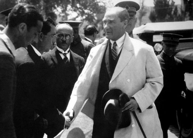 -Atatürk! Üzülme arkanda biz varız, diye bağırdı. - Atatürk birden başını sesin geldiği yöne doğru çevirdi. Kaşları kalkmış, ürkünç bir çehre almıştı. Salon birden derin bir sessizliğe gömüldü. Herkes Atatürk'ün gence sinirlendiğini sanıyordu. Oysa tam bu sırada gözlerini gence diken Atatürk, onun bu sözüne karşılık olarak: