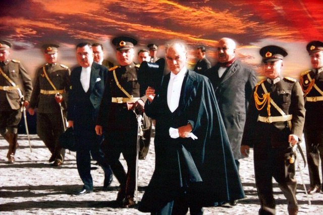 TÜRK ORDULARI BAŞKUMANDANIYIM -  - Afyonkarahisar'ın hatlarının çözülmesi sonunda birkaç Yunanlı tutsak, geceleyin Mustafa Kemal'in çadırına getirilmişti. Bunlardan birisi, Muzaffer Generalin doğup büyümüş olduğu Selanik'ten gelmişti. Yüz, kendisine yabancı gelmediğinden ve üniformasında da hiçbir bellilik görmediğinden kim olduklarını ve rütbelerini sormaya başlamıştı. - - Binbaşı mısınız? - - Hayır. - - Albay mı? - - Hayır. - - Korgeneral mi? - - Hayır. - - Peki nesiniz? - - Ben Mareşal ve Türk Orduları Başkomutanıyım! Şaşkınlıktan ağzı açık kalan Yunanlı kekeledi: - - Bir başkomutanın savaş hattına bu kadar yakın yerlerde dolaşması işitilmiş değil de!..