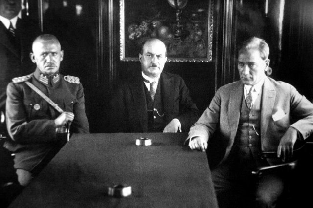 Herkesin gözleri yaşarmıştı, hıçkırıklarını tutamayanlar vardı. - Atatürk'ün de gözleri nemliydi ve başı eğilmiş gibiydi Genç kızın nutku bitince Atatürk'ün alnı yükseldi; mavi gözlerinde ve pembe yüzünde bir çelik parıltısı görüldü Her kelimesi üzerinde kuvvetle durarak: - -Kırk asırlık Türk yurdu yabancı elinde kalamaz! dedi - On altı yıl sonra Hatay sorunun en heyecanlı günlerinde, hasta ve bitkin olmasına rağmen, Hatay'a yakın olmak için tekrar Adana'ya gitti Dört saat ayakta durmak, birliklerin geçidini izlemek gibi olağanüstü bir dayanıklılık gösterdi Hatay kurtuldu, fakat Atatürk'ü yitirdik.