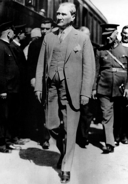 Atatürk, Mersin'e yaptığı seyahatlerden birinde, şehirde gördüğü büyük binaları işaret ederek sormuş: - -Bu köşk kimin? - -Kirkor'un... - -Ya şu koca bina? - -Yargo'nun... - -Ya şu? - -Salomon'un...