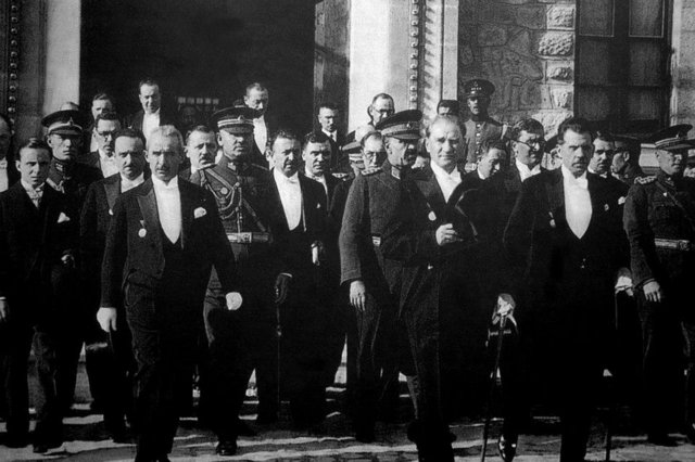 Atatürk ve Nöbetçi -  - İtalyanların Habeş Harbi sıralarında idi. Ege kıyılarında kıta ve tahkimat komutanları çok titiz davranıyorlar, kıtaya herhangi bir yabancının sızması olasılığına karşı erleri sık sık uyarıyorlardı. - Bu günlerin birinde Atatürk'ün teftişe geleceği haber alındı. Atatürk beklenilen günde yanındaki erkanı ile geldi. Kıtaları teftiş edip dolaşmaya koyuldu.
