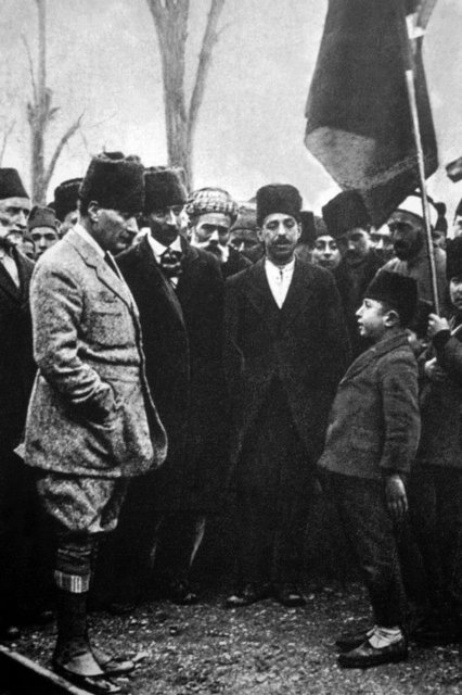 HATAY -  - 1923 yılı Mart'ının On Beşi Pazar günüydü Atatürk, Adana İstasyonu'nda trenden inmiş; sağı solu dolduran halkın coşkun alkışları, "Yaşa varol!" sesleri arasında yaya olarak kente giriyordu - Yarı yolda karalar giymiş bir kadın kalabalığı göze çarptı; sonra onların arasından ikişer levha taşıyan dört genç kız çıktı; Atatürk'ün önünde durdular Arkalarından bir kız daha göründü ve önüne geçti Hıçkırıklar, iniltiler ve yalvarışlarla dolu bir nutuk söylemeye başladı Bu genç kızın kişiliğinde henüz tutsak bulunan İskenderun'la Antakya'nın Türk olan bütün halkı: - "Bizi de kurtar" diye yalvarıyordu