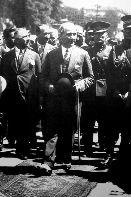 Bunun için de sık sık başımıza belalar çıkarırlar, savaşlar açarlar, Balkan milletlerini "İstiklal" diye kışkırtırlardı. - Biz böyle durmadan savaşırken de o zamanlar askere alınmayan gayri müslimler zenginleşirlerdi. - Onların neden zengin, bizim neden fakir kaldığımızı bir köylü, Atatürk'e verdiği kısa bir cevap ile çok güzel açıklamıştır.