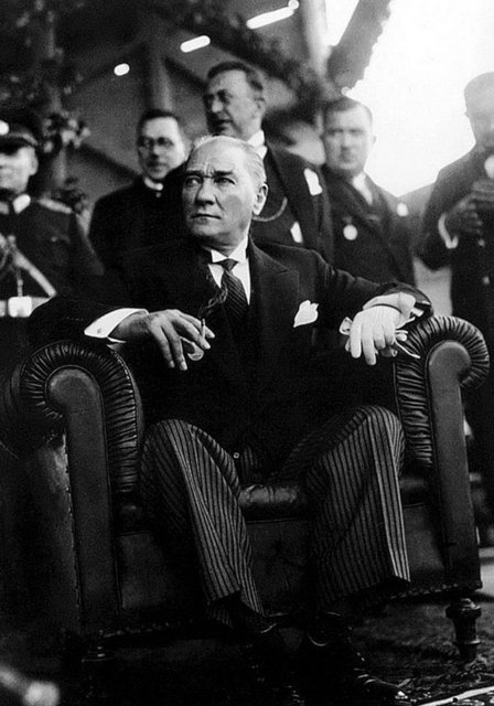 - Üzülme çocuğum, dedi. Gel benimle! - Ve Samsun deposunda giydirilip silahlandırarak yanına aldığı ilk er bu Mehmetçik oldu.