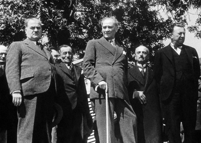 İNANMAYANLAR DA HAKLIYDILAR -  - Mustafa Kemal realist bir liderdi. Lekelemelerin politika kadrosunu nasıl daraltacağını ve kendisini bir avuç partizan takımı elinde bırakacağını düşünerek, açıkça bir suç işlemiş olanlar dışında yalnız kişisel değerlere saygı gösterdi. Sicil yoklamalarına rağbet etmedi. Bir gün bana: - - Kuva-yı Milliye'ye inanmayanlar da inananlar kadar haklı idiler, demişti.