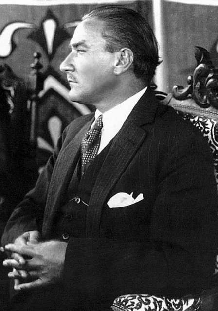 - Söyle niçin ağlıyorsun? - İç Anadolu'nun yanık yürekli çocuğu içini çekti: - - Düşman memleketi bastı, hükümet beni terhis etti. Silahımızı elimizden aldı. Toprağıma giren düşmanı ne ile öldüreceğim? Kemal Atatürk, er'in omzuna elini koydu: