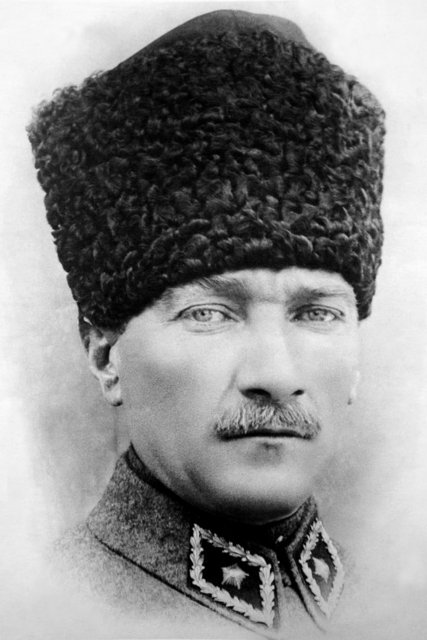 Gözleri doldu ve ağlamamak için gülmeye çalıştı. -