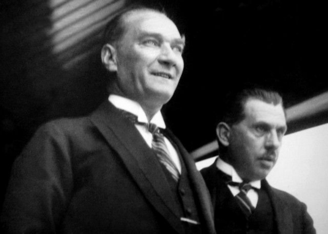 - Asker ağlamaz arkadaş, sen ne ağlıyorsun? - Er irkildi, başını kaldırdı. Bu sesi tanıyordu ve bu yüz ona yabancı değildi. Hemen doğruldu ve Anafartalar'daki Komutanını çelik yay gibi selamladı.