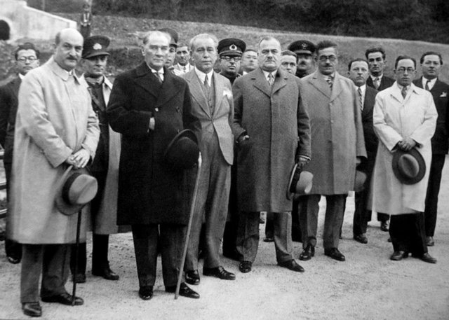 BENİM ADIM ATA DEĞİL -  - Atatürk'ün sinirlendiği önemli bir nokta vardı. Gazetelerde, kendisine "Ata" denildiğini okudukça şöyle dedi: - — Benim adım Ata değil, Atatürk'tür! Bazı gazeteler neden böyle yazarlar?
