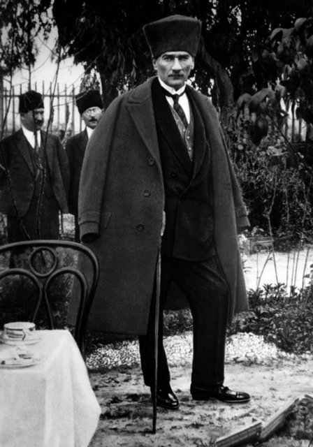 Atatürk bu sözleri Türkçe olarak yüksek sesle söylüyor ve herkes dinliyordu. Hazır bulunanlardan Kazım Paşa da onun sözlerini Fransızca'ya çeviriyordu. Atatürk'ün "Beni Üzüyorsunuz" sözü salona yansır yansımaz arka sıralarda bulunan bir genç ayağa kalkarak: