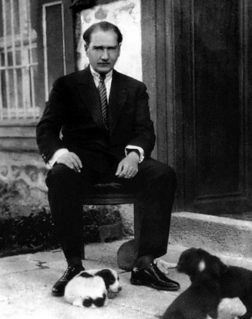 Ata ya Hakaret eden Köylü -  - Atatürk'e hakaretten sanık bir köylü hakkında kovuşturma yapılıyordu. Durumu Ata'ya bildirdiler. - -Mahkemeye veriyoruz, dediler, size küfür etmiş. - Atatürk sordu: - -Ben ne yapmışım ona? - Soruşturma evrakını inceleyenler açıkladılar: - -Gazete kağıdı ile sardığı sigarayı yakarken kağıt tutuşmuş da ondan. - Bunu söyleyen o zamanın bakanlarından biridir. Bakana şu soruyu yöneltmiş: - -Siz hiç gazete kağıdı ile sigara içtiniz mi? - -Hayır... - -Ben Trablus'ta iken içmiştim. Pek berbat şeydir. Köylü gene bana az küfretmiş. Siz bunun için mahkemeye vereceğiniz yerde, ona insan gibi sigara içmeyi sağlayınız.